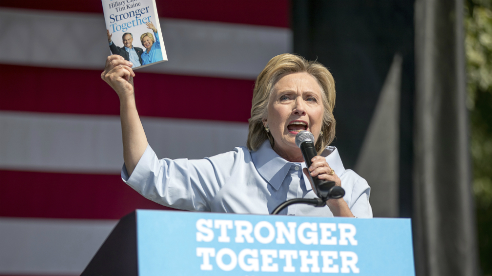 Хиллари Клинтон держит книгу под названием «Вместе сильнее» во время выступления в Кливленде, штат Огайо - 5 сентября 2016 г.