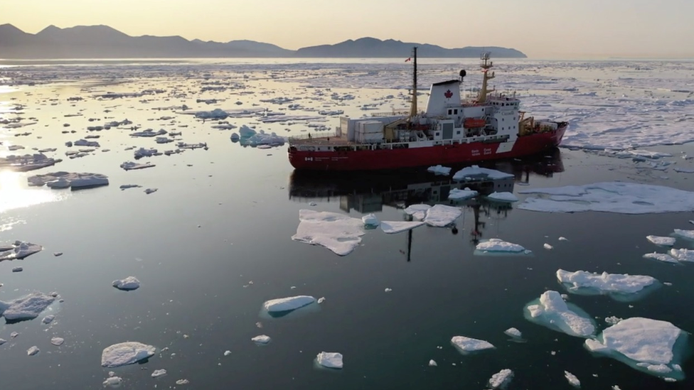 Navă de cercetare în apă înghețată din Atlanticul de Nord