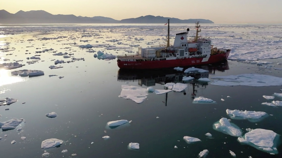 Исследовательский корабль в ледяной воде Северной Атлантики