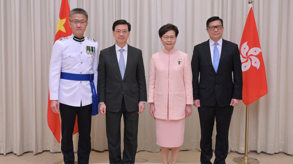 左一的原警務處副處長蕭澤頤升任為處長，而右一的原處長鄧炳強就會出任保安局局長。