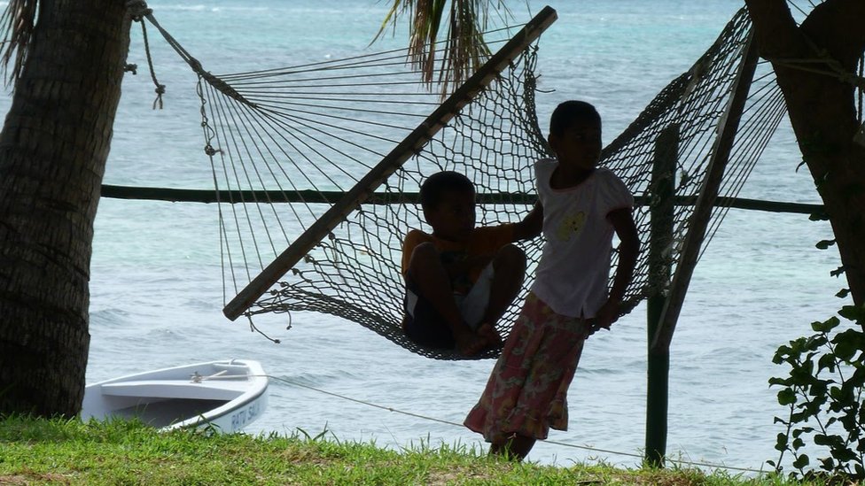 Dos niños en Fiyi.