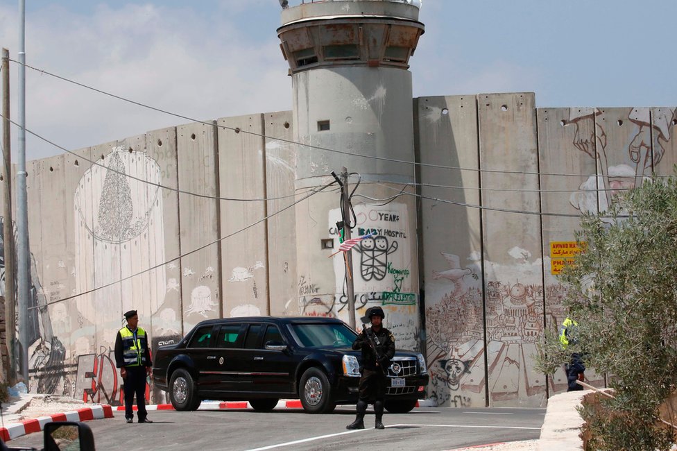 Бронированный лимузин, входящий в состав колонны президента США Дональда Трампа, проезжает мимо израильского барьера на Западном берегу в Вифлееме 23 мая 2017 года