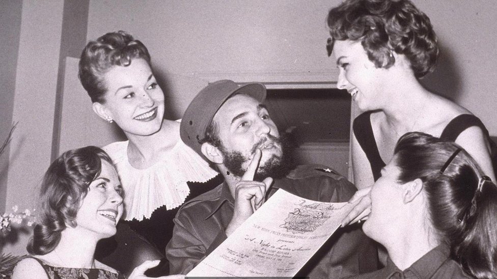 Fidel Castro rodeado de mujeres