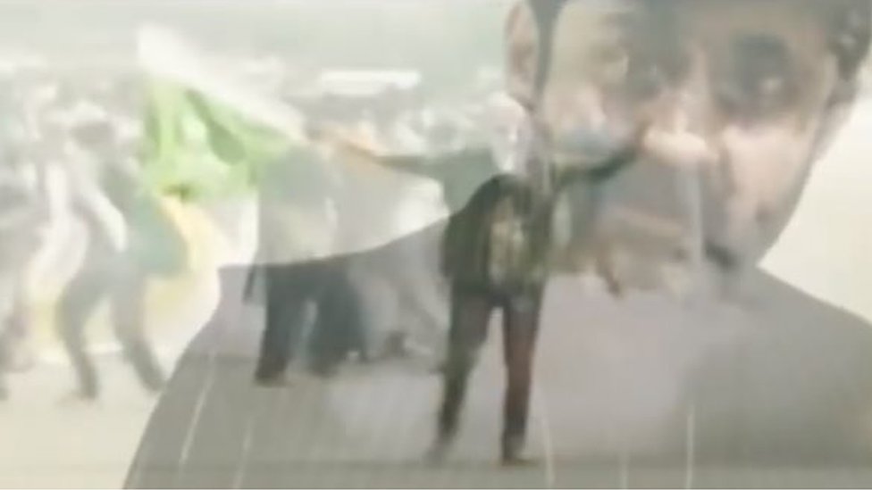 Кадр из музыкального видео показывает протестующих в Кашмире