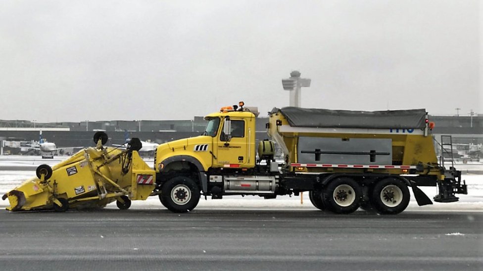 جرافات الثلج تقوم بتنظيف مدرج المطار في مطار جون كينيدي