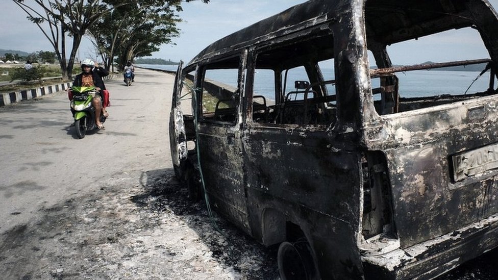 Сгоревшая машина на побережье Западного Папуа