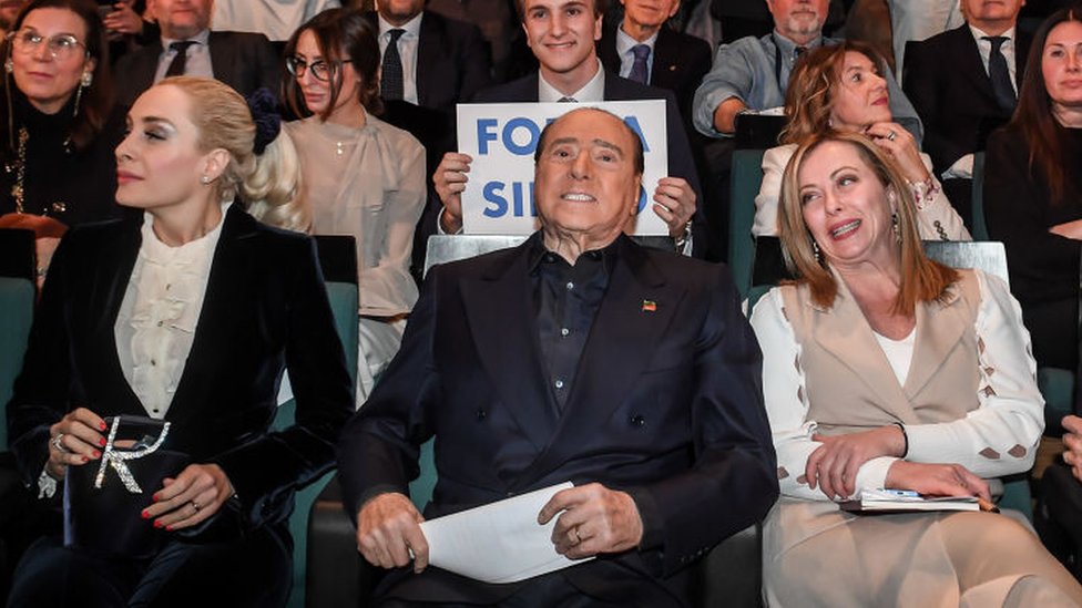 Marta Fascina (izquierda) es diputada del partido de Berlusconi, que juega un papel importante en la coalición de Giorgia Meloni (derecha)