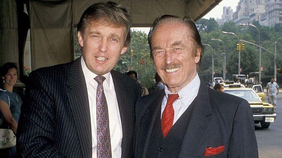 Donald e o pai, Fred Trump no Plaza Hotel em 1988.