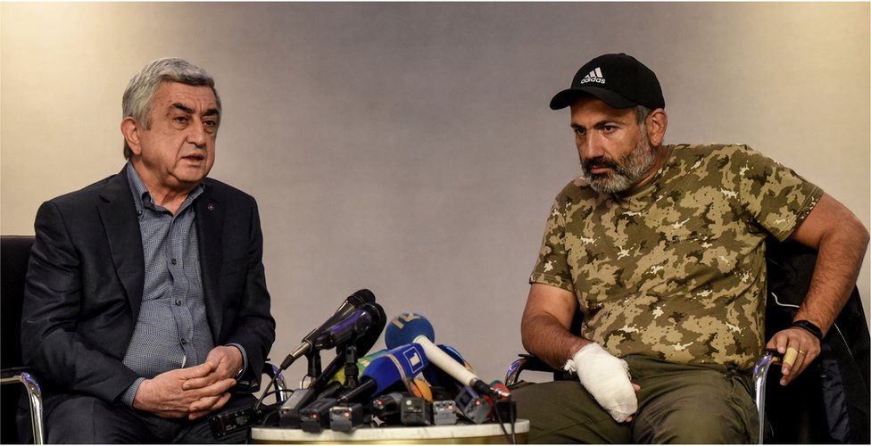 Sarkisyan ve Paşinyan 22 Nisan'da bir tartışma programında karşı karşıya gelmişti. Sarkisyan 10. dakikada muhalefetin 