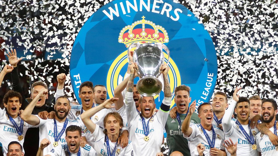 لاعبو الريال يحملون كأس دوري أبطال أوربا بعد فوزهم على ليفربول