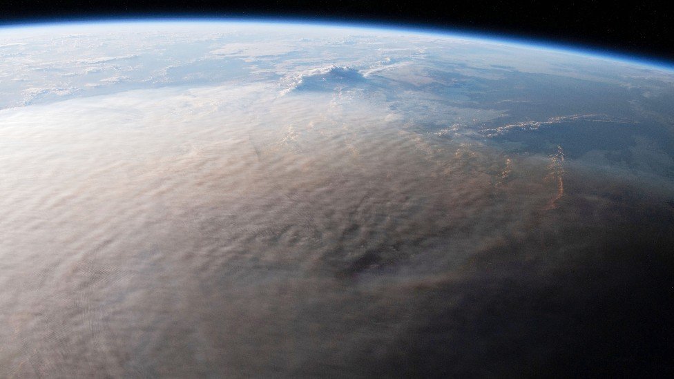 Foto de una gran nube de cenizas tomada por un astronauta en la Estación Espacial Internaciona.
