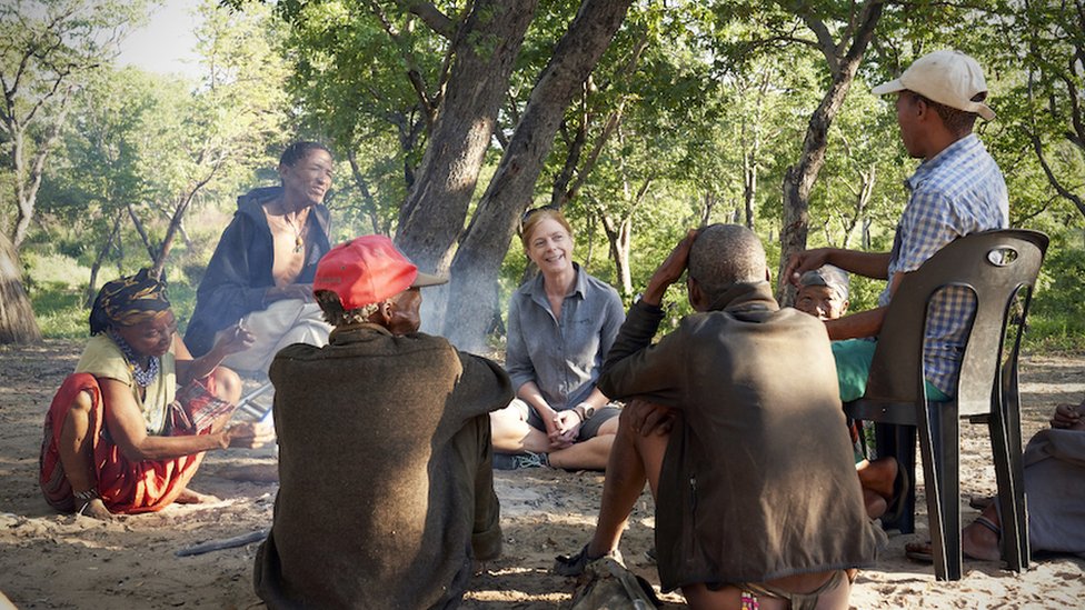 Профессор Ванесса Хейс учится разжигать огонь вместе с охотниками Джуль'хоанси на засушливой ныне родине Калахари в Намибии