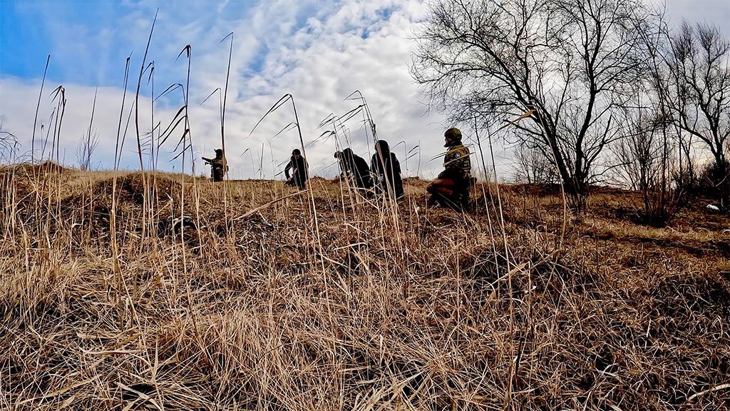 Soldados ucranianos moviéndose entre la vegetación.
