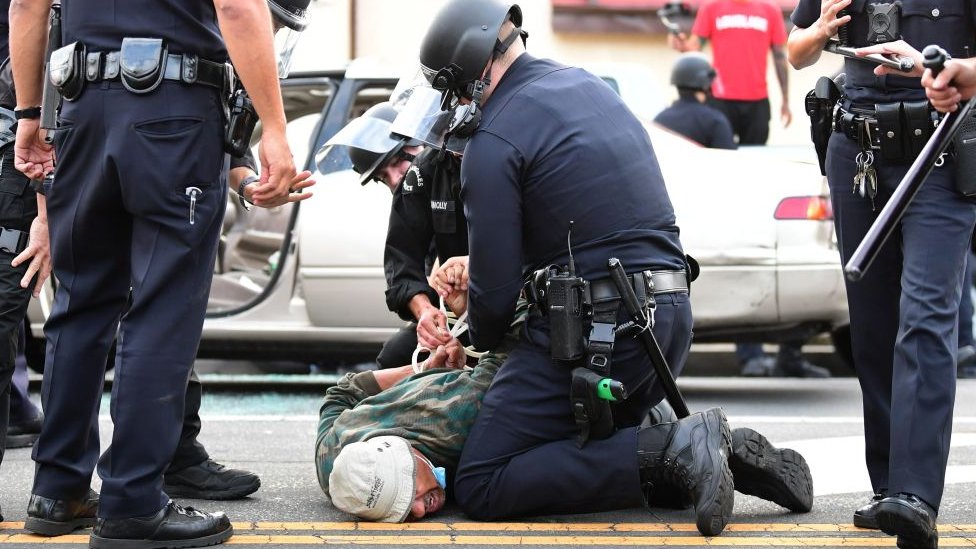 Мужчина арестован полицейскими Лос-Анджелеса за нарушение комендантского часа в Голливуде