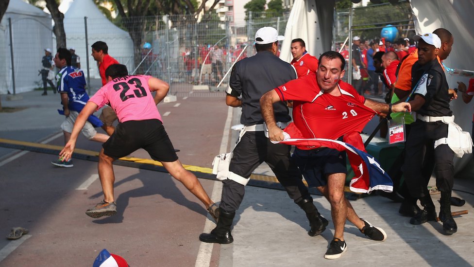 Aficionados chilenos rompen las medidas de seguridad en el estadio Maracaná en Brasil 2014. Aficionados chilenos