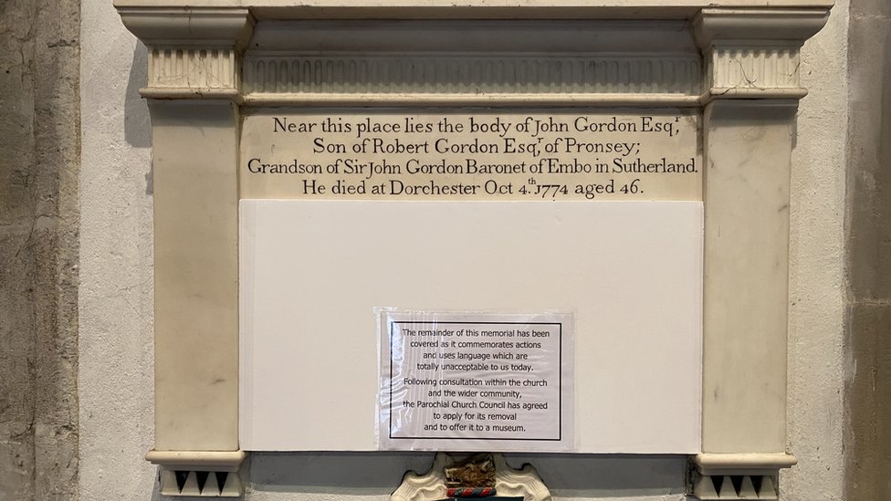 Крытый мемориальный камень Джону Гордону в соборе Святого Петра в Дорчестере