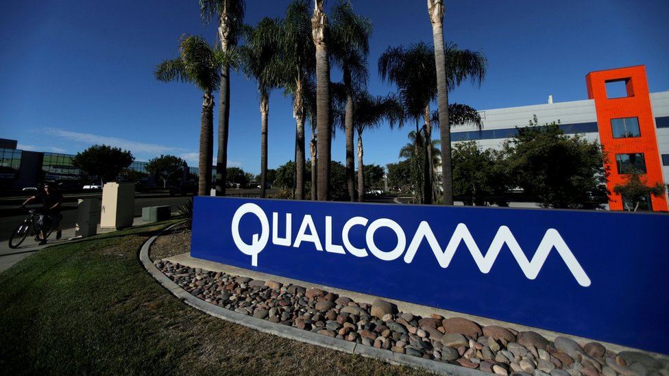 Вывеска на кампусе Qualcomm видна в Сан-Диего, Калифорния, США, 6 ноября 2017 года.