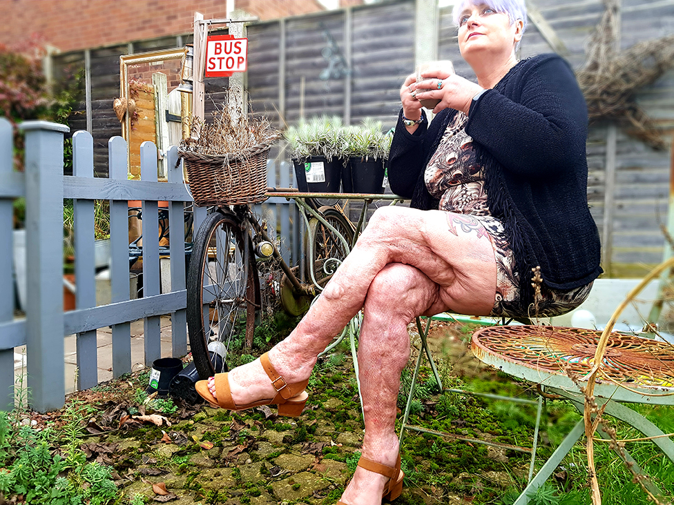 جين تجلس في حديقتها