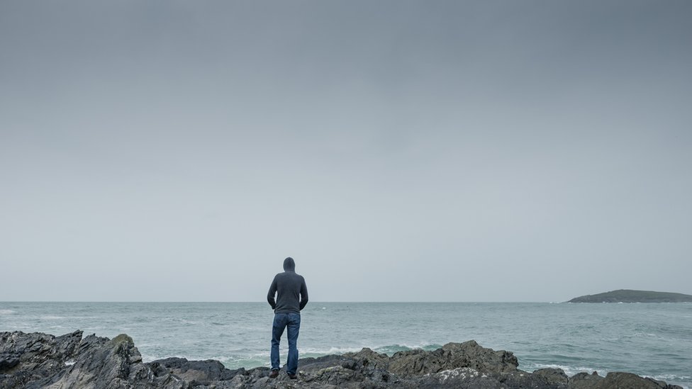 Es posible que la alteración en el ritmo circadiano se relacione con la depresión. Hombre de espaldas frente al mar