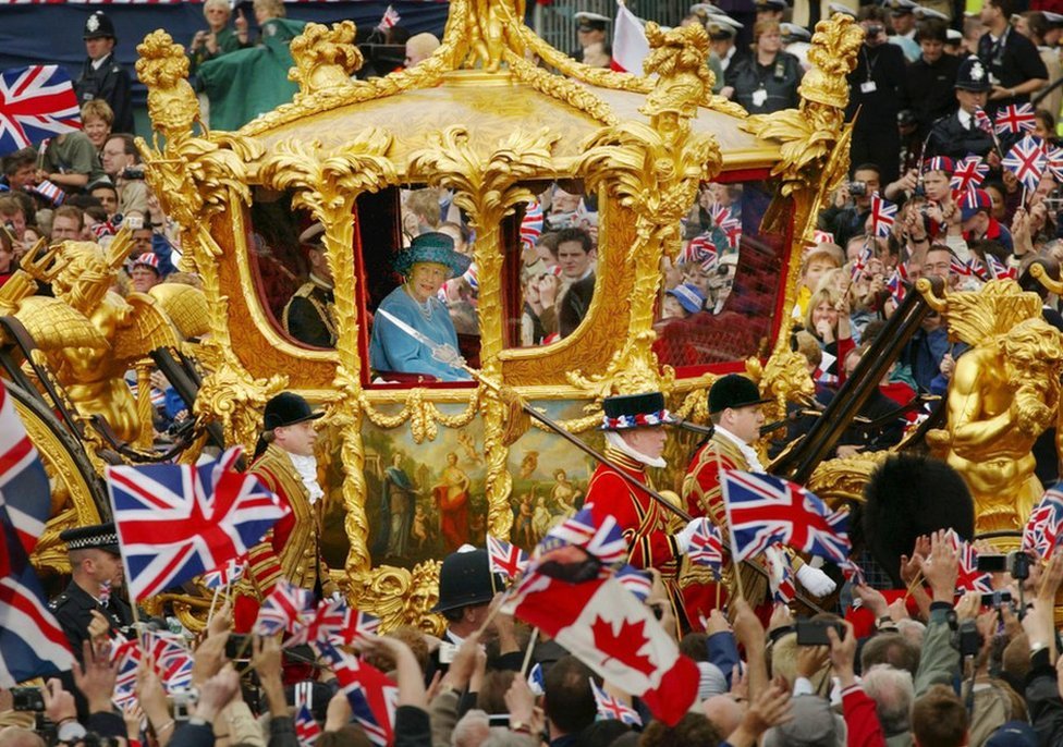 2002年6月4日，女王和菲利浦親王乘坐皇家馬車從白金漢宮前往聖保羅大教堂