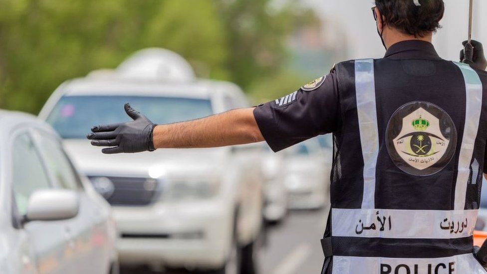 شرطي ينظم حركة السير في أحد شوارع العاصمة السعودية الرياض.