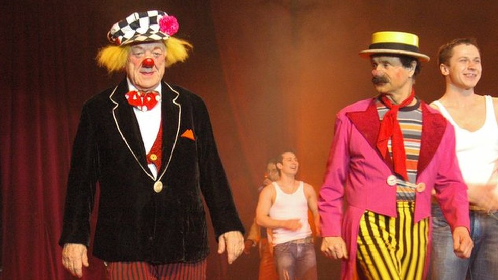 Famous Soviet-era clown Oleg Popov dies at 86 - BBC News