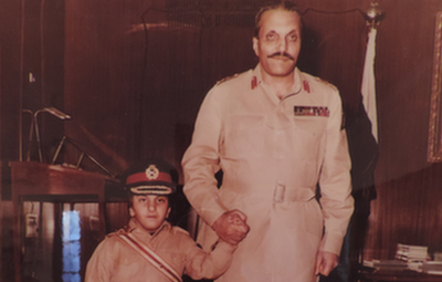 Zain Zia con su padre, el general Haq.