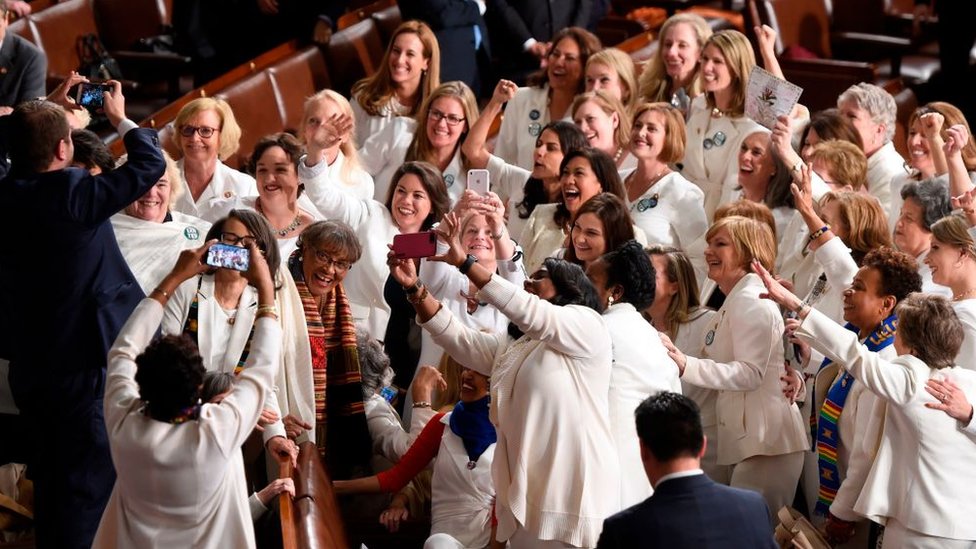 Congresistas mujeres tomándose fotos NO USAR | BBC
