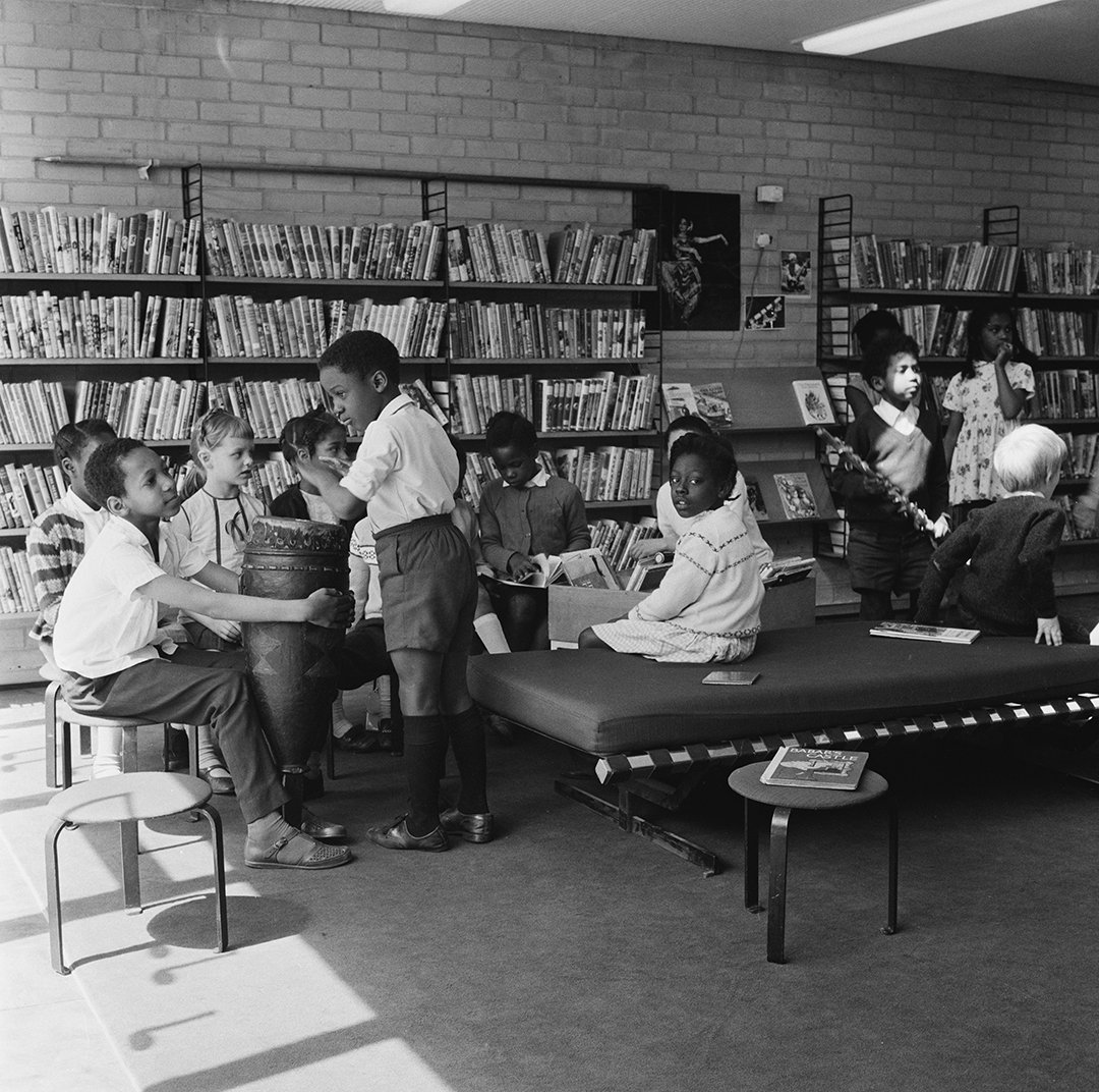 Niños en una escuela primaria convencional en Brixton, Londres, en 1970.