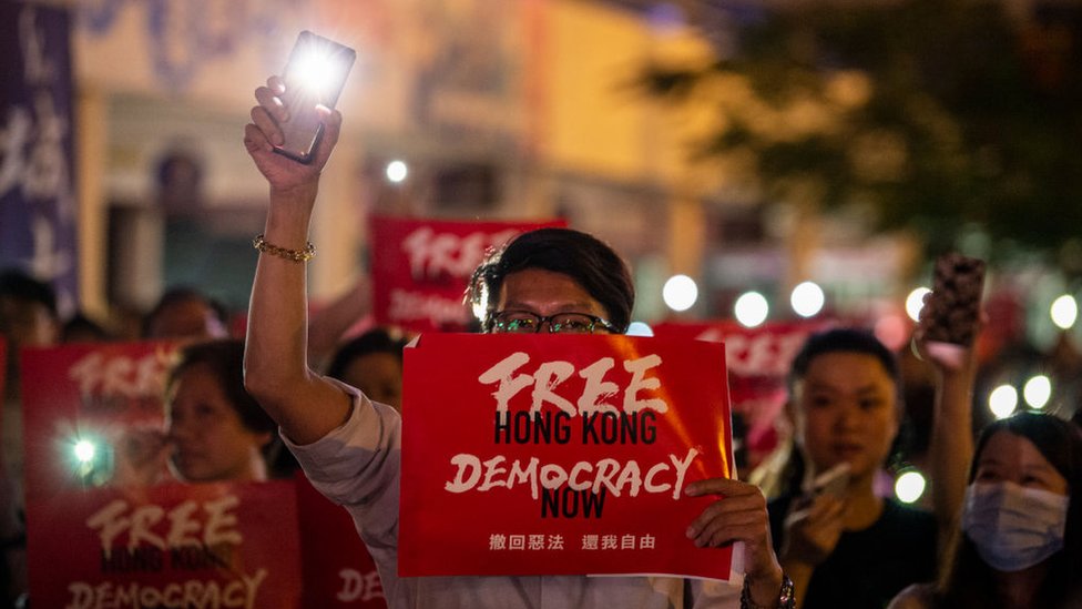 Protestante exigiendo democracia en las calles de Hong Kong en junio de 2019.