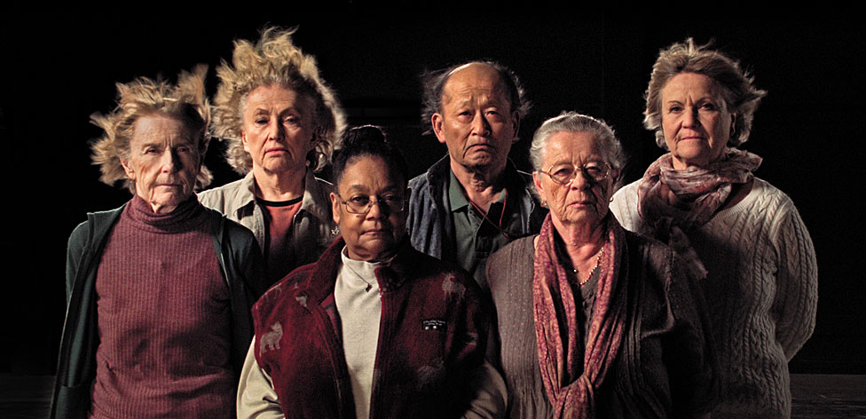 Sobrevivientes del experimento (de izquierda a derecha): Mary Gidley, Edna Reves, Fé Seymour, Eisuke Yamaki, Maria Björnstam y Servane Zanotti, en el documental "La Balsa" de Marcus Lindeen.