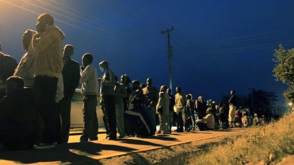 Кенийцы ждут, чтобы проголосовать на избирательном участке в Кибере в столице Найроби 4 марта 2013 г.