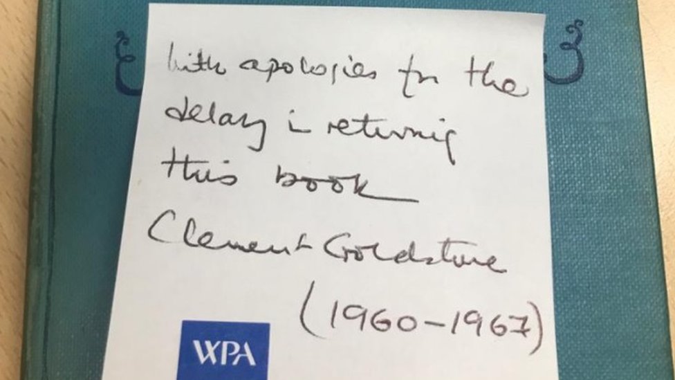 Пьеса Жана Ануила «Антигона» с пометкой: «Приносим извинения за задержку с возвратом этой книги, Клемент Голдстоун (1960-1967)
