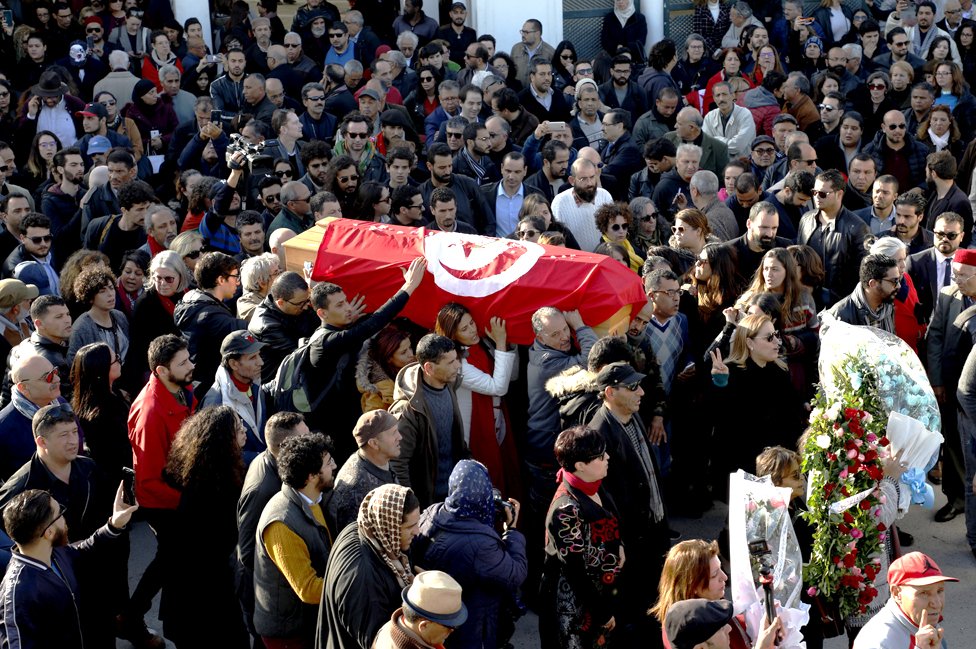 Люди несут гроб правозащитницы, интернет-активиста и блоггера Лины Бен Мхенни, которая ранее была номинирована на Нобелевскую премию мира в Тунисе, Тунис, 28 января 2020 года
