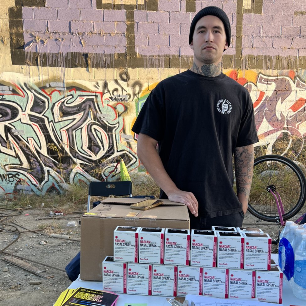 Nathan Smiddy con unas cajas de Narcan