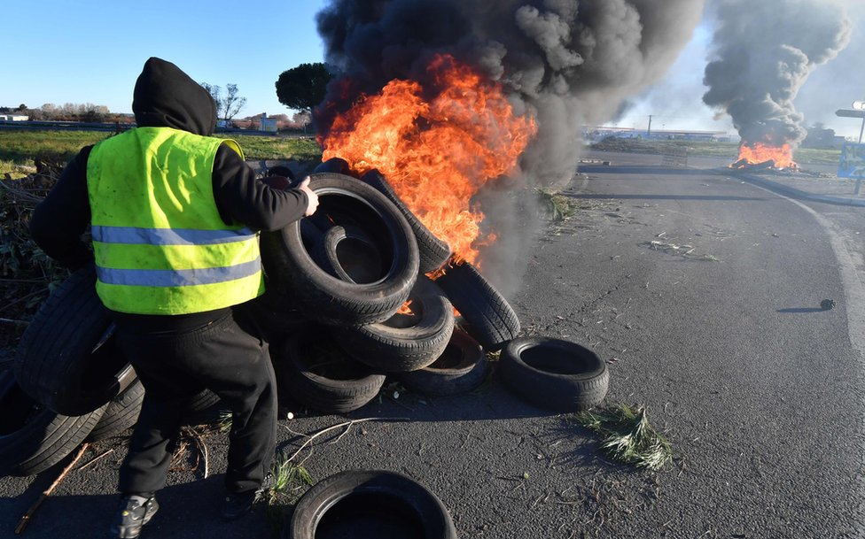 ما زال عدد من الطرق الفرنسية مغلقا الثلاثاء لعدم استجابة بعض المحتجين لمقترحات ماكرون