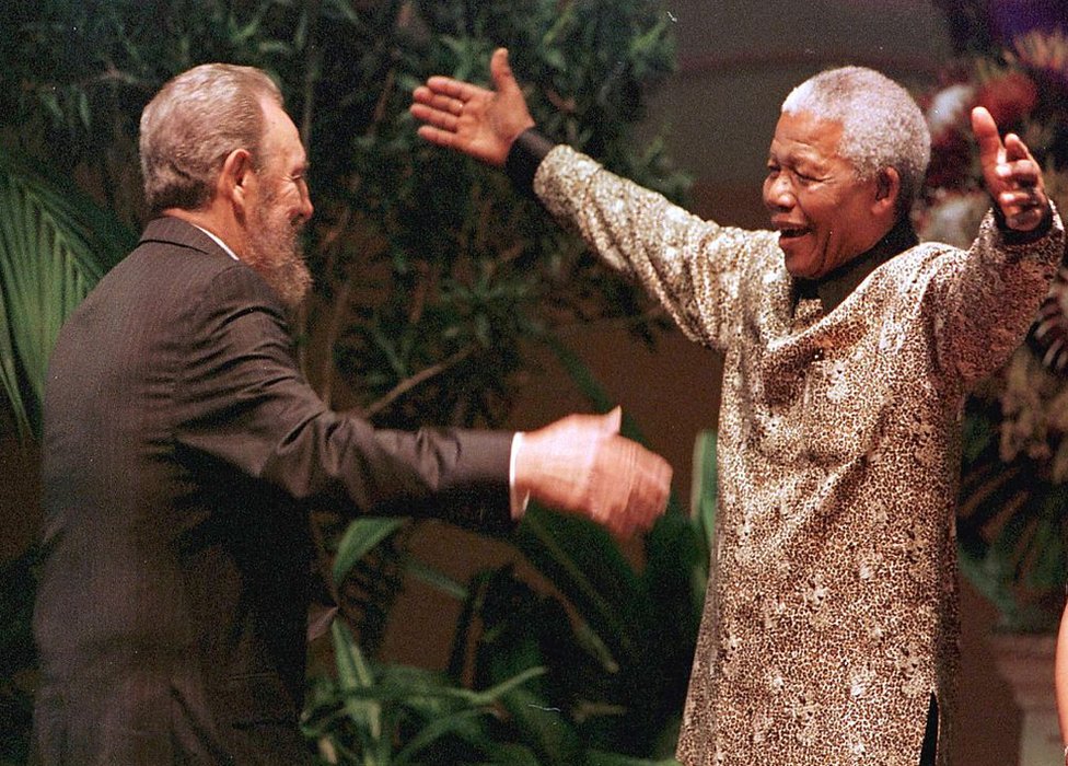 Покойный президент ЮАР Нельсон Мандела приветствует кубинского лидера Фиделя Кастро