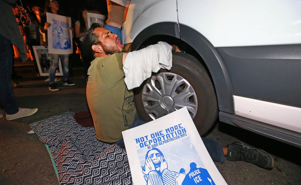 Протестующий запирается у фургона с Гуадалупе Гарсиа де Райос, который останавливают протестующие в Фениксе, штат Аризона. 8 февраля 2017 г.