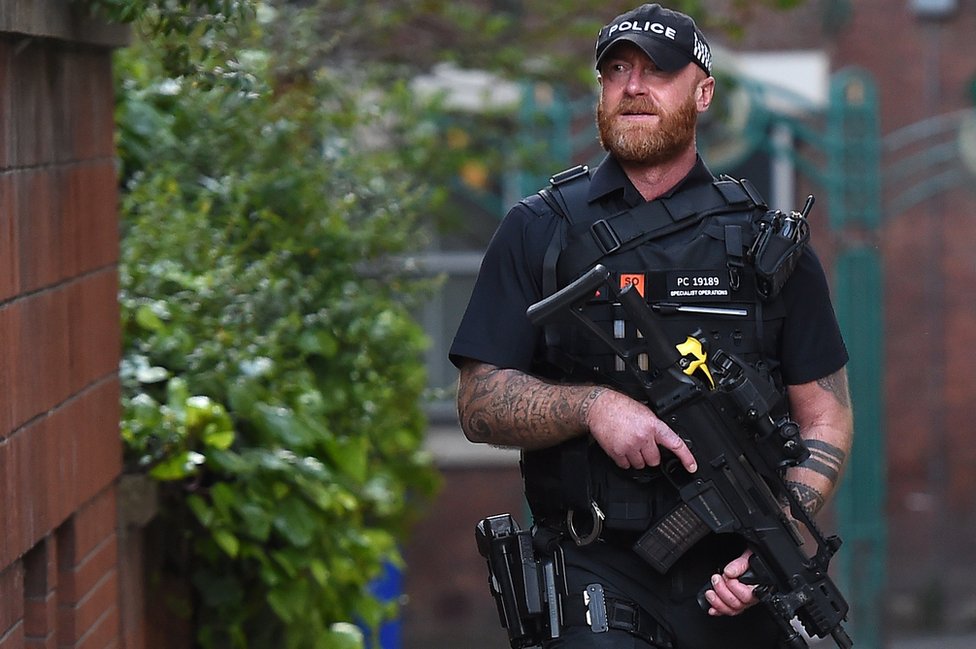 Reino Unido anunció un gran despliegue de fuerzas de seguridad en sitios estratégicos para evitar otros incidentes. Policía británico en Manchester