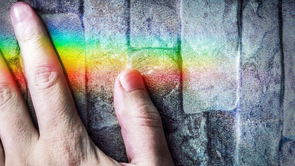 Tocar lo que no se debería poder sentir. mano arcoiris