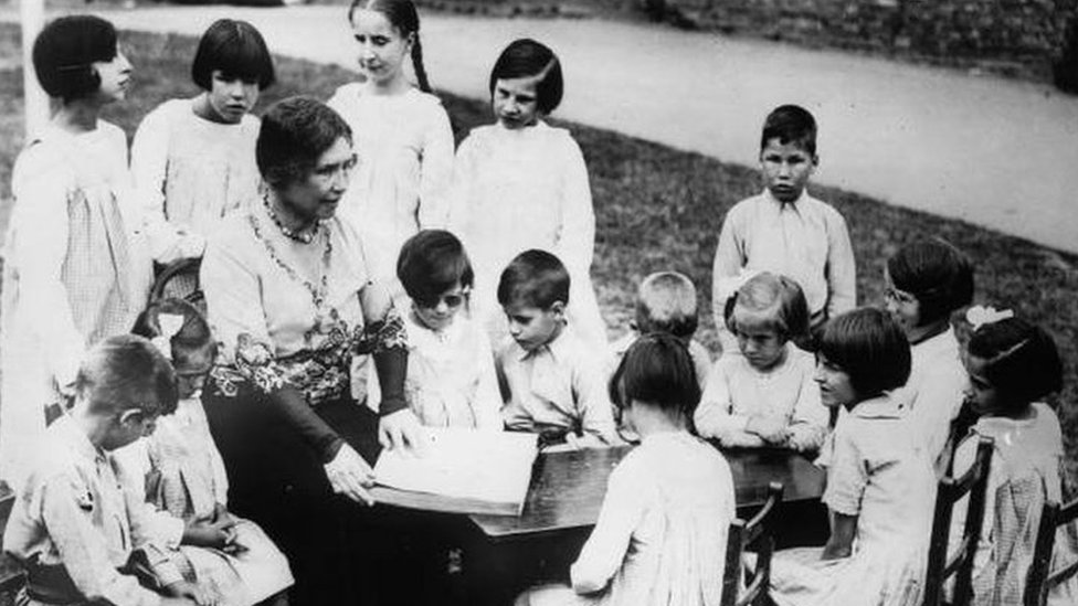 هيلين كيلر تقرأ من أعمالها لأطفال مكفوفين