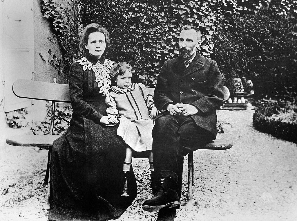 Marie Curie con su hija y Piere Curie en 1904