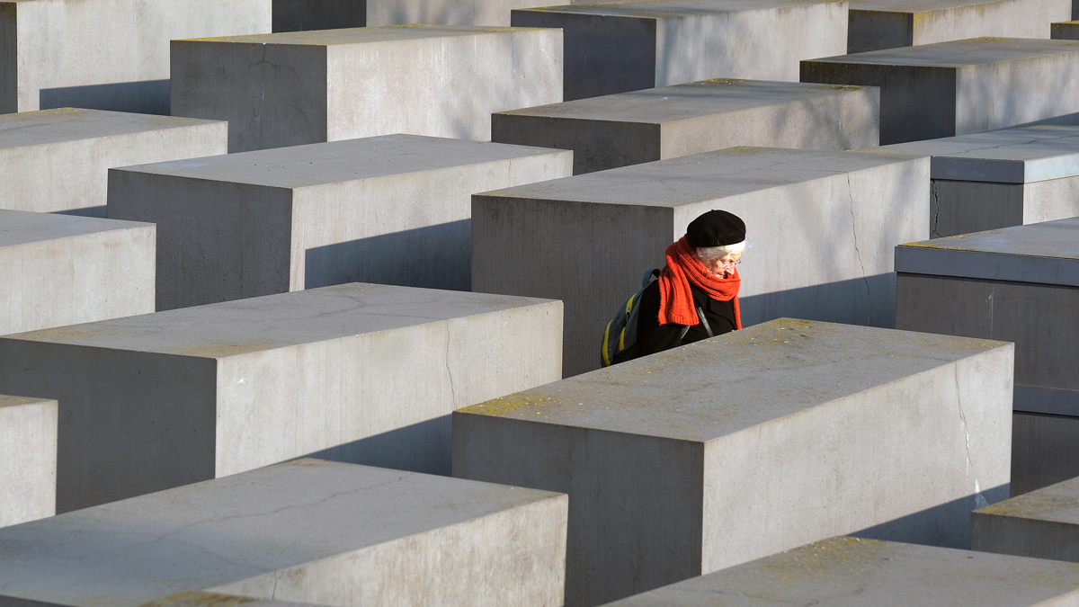 Пожилой посетитель у Мемориала убитым евреям Европы, Берлин, 2020 г.