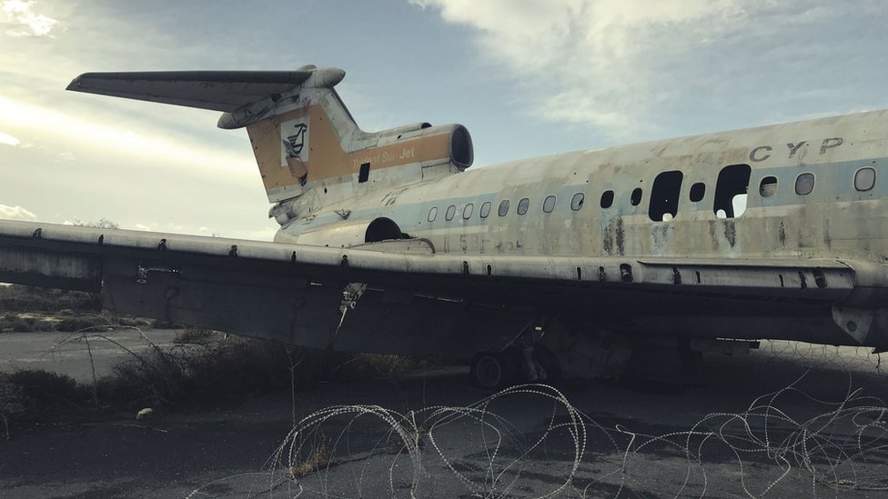 Avión abandonado en el aeropuerto de Nicosia.