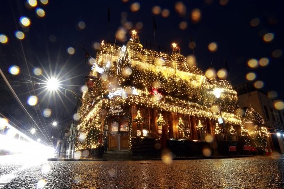 英國，倫敦一個酒吧盛裝打扮，彷彿一個巨型聖誕玩具