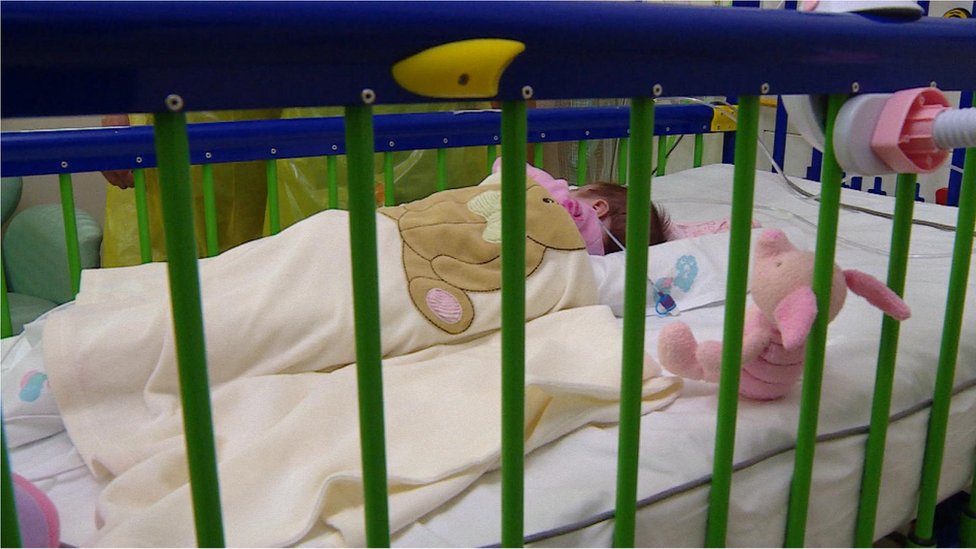 Малышка Софи в своей кроватке