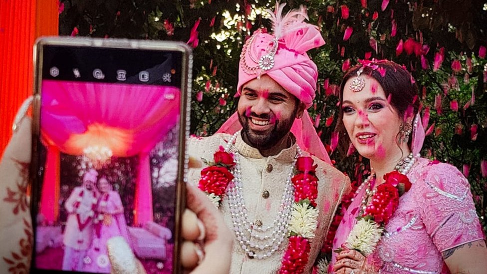 تزوج آنا و أنوبهاف في حفل صغير حميم في العاصمة الهندية