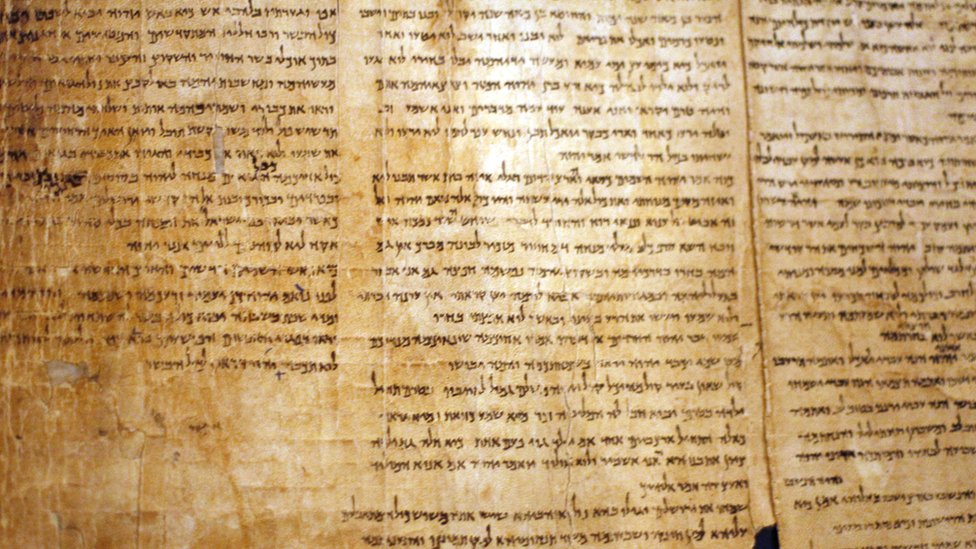 La colección estaba compuesta por decenas de textos muy antiguos. Rollos del Mar Muerto.