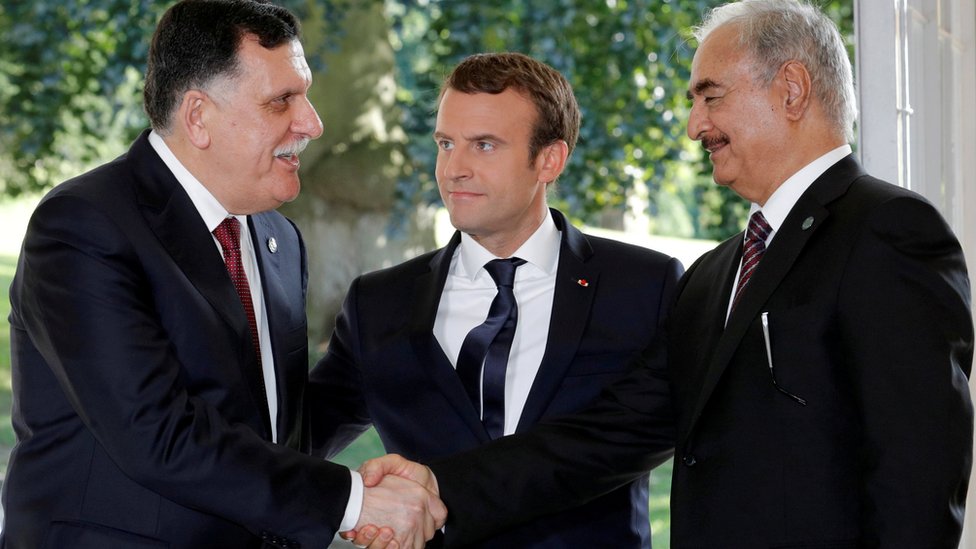 Emmanuel Macron (centro) ha tratado de mediar entre Sarraj (izquierda) y Haftar (derecha).