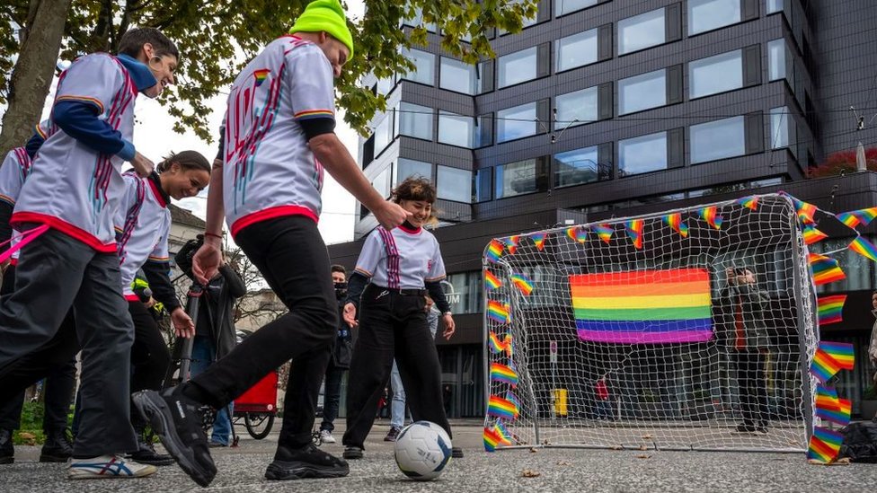 [출처: Getty Images] 스위스 피파 박물관에서 LGBT 시위가 열리고 있다